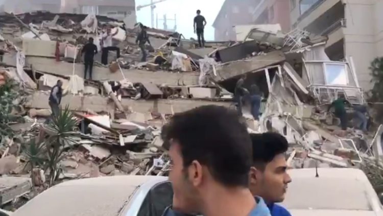Užasne scene iz Izmira, urušilo se najmanje pet zgrada