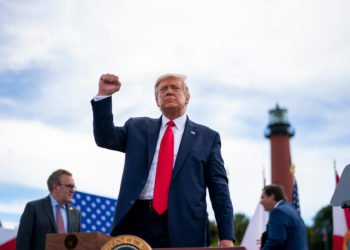 Trump se narugao liječnicima, Biden kaže da je Trump ‘odustao’ od virusa