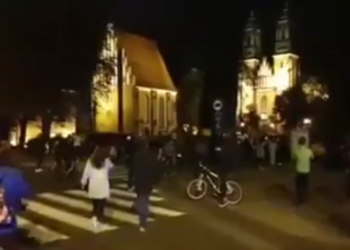 U Poljskoj navijači rastjerali prosvjednike koji su krenuli prema crkvi (Video)