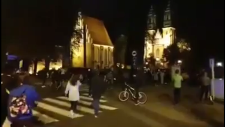 U Poljskoj navijači rastjerali prosvjednike koji su krenuli prema crkvi (Video)