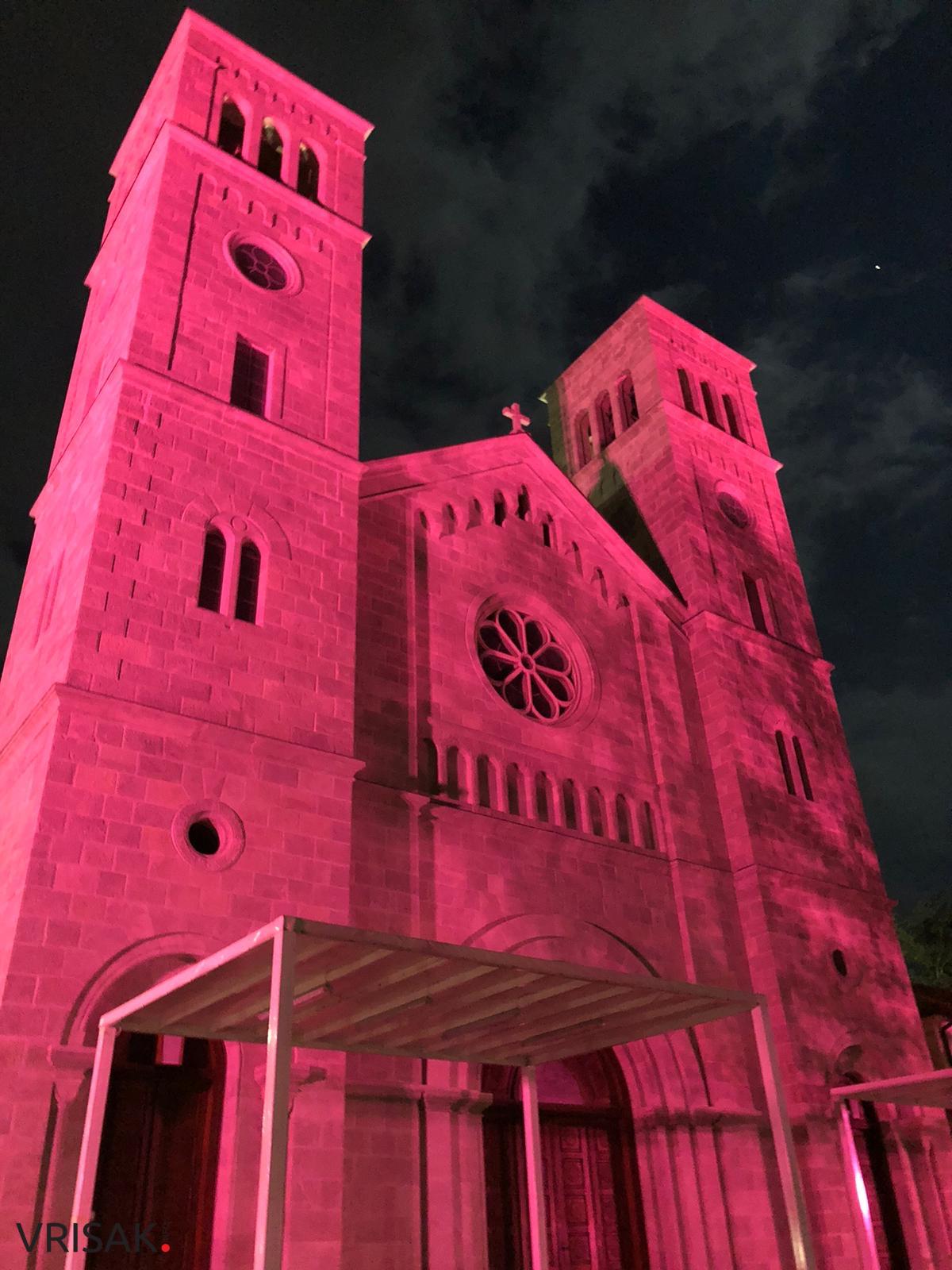 Širokobriješka crkva zasjala u rozoj boji