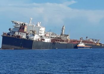 Na pomolu katastrofa pet puta veća od Exxon Vladeza: Nagnuo se usidreni venecuelanski tanker pun nafte!