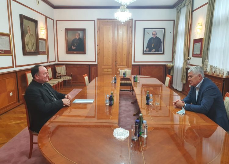 Susret dr. Čovića i mons. Palića, mostarsko – duvanjskog biskupa: Hrvatski narod i katolička Crkva jedan su od tri temeljna stupa Bosne i Hercegovine
