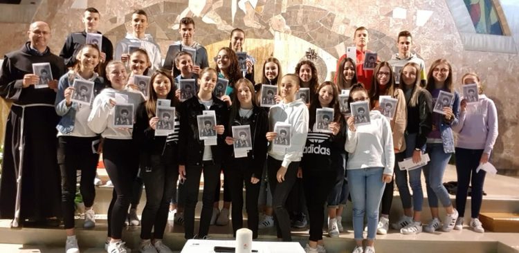 Mladi na Kočerinu udruženi u zaštiti Carla Akutisa