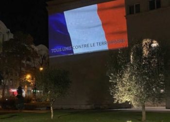 Mostar: Hrvatski dom herceg Stjepan Kosača u bojama zastave Francuske