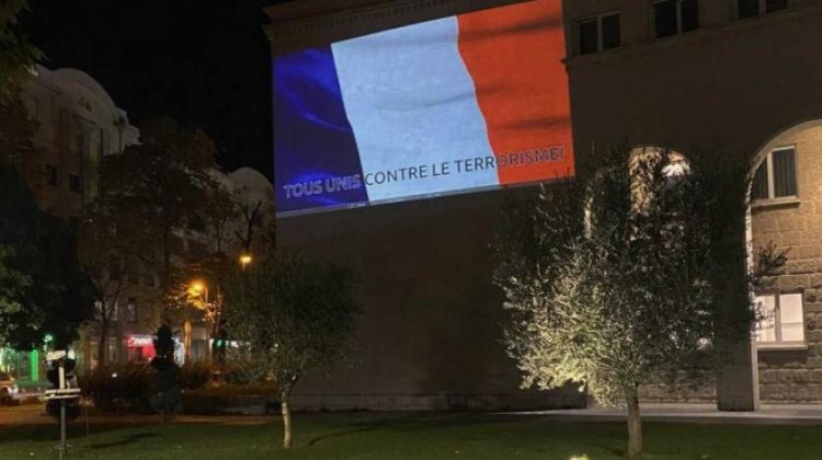 Mostar: Hrvatski dom herceg Stjepan Kosača u bojama zastave Francuske