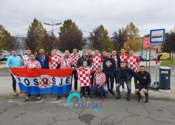 Posuški navijači uručili potpisani dres Luke Modrića malom Anti Knezoviću; Obitelj se svima zahvalila