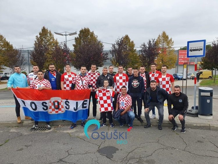 Posuški navijači uručili potpisani dres Luke Modrića malom Anti Knezoviću; Obitelj se svima zahvalila