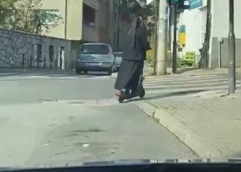 Zanimljiv snimak iz BiH: Časna sestra na romobilu oduševila mnoge