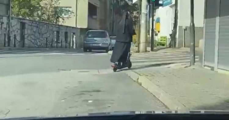Zanimljiv snimak iz BiH: Časna sestra na romobilu oduševila mnoge