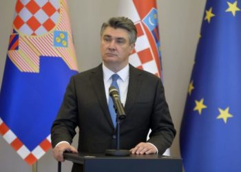 Bombarder s Pantovčaka nije izvan kontrole. Ima tajni plan….