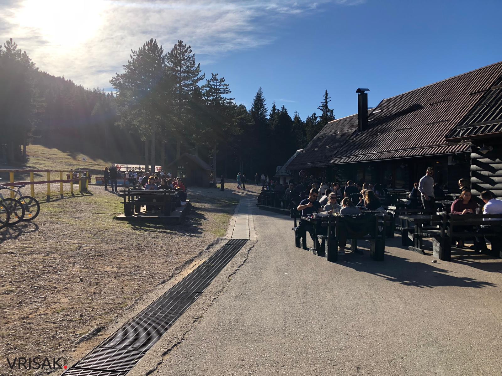 FOTO: Sunčani dan na Blidinju privukao mnoštvo izletnika i turista