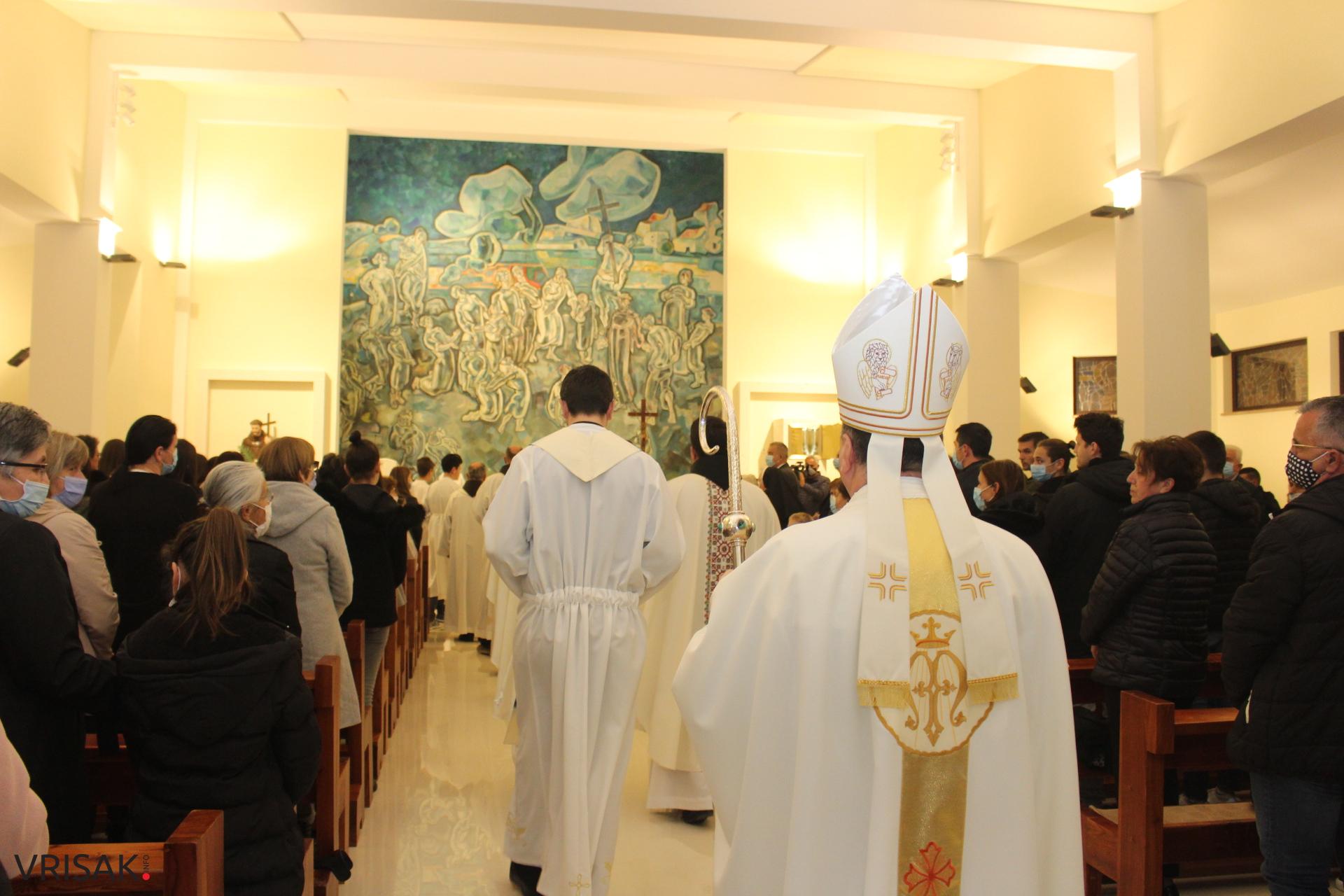 FOTO: Crkvu u Dobrkovićima blagoslovio biskup Palić