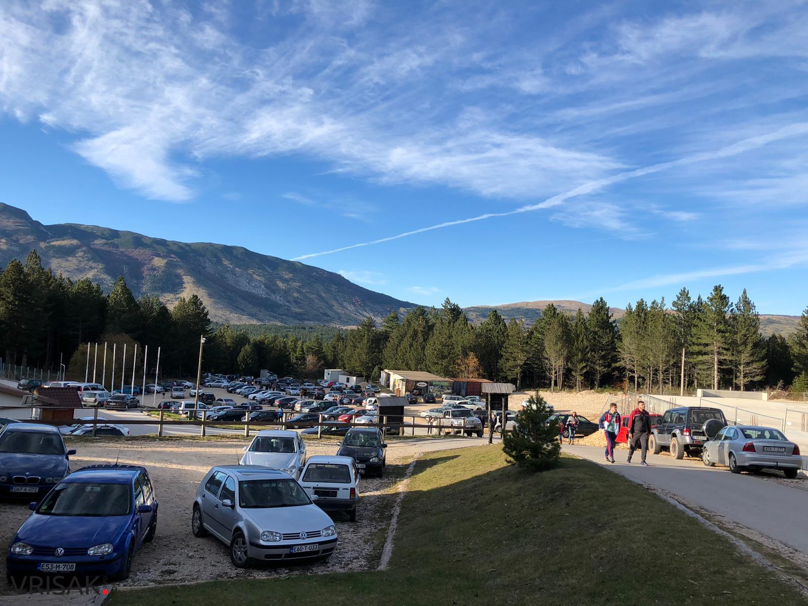 FOTO: Sunčani dan na Blidinju privukao mnoštvo izletnika i turista