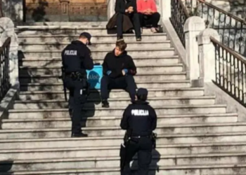 Mladića kaznili jer je jeo sirnicu bez maske. Buregdžinica ponudila da će platiti kaznu…