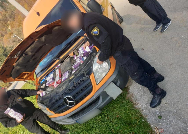 Pronađena veća količina cigareta u kombiju preuređenom za šverc