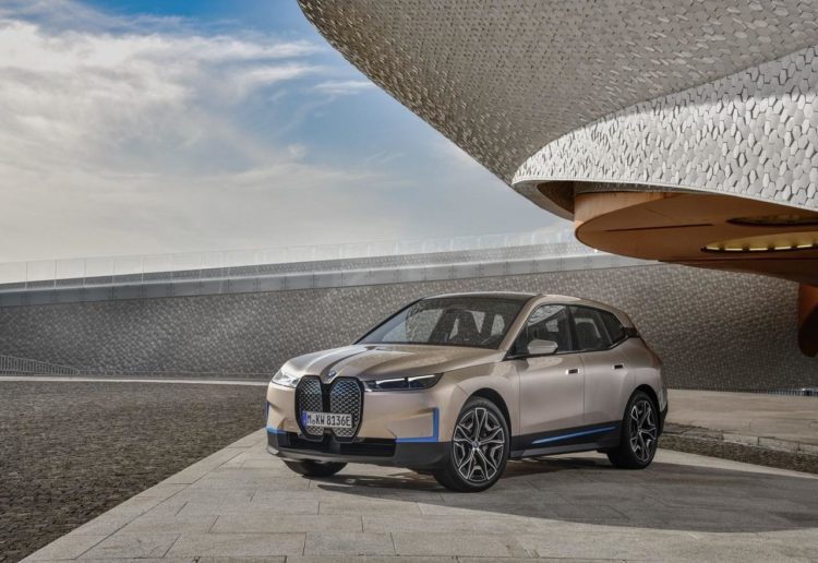 BMW modelom iX napada Teslu