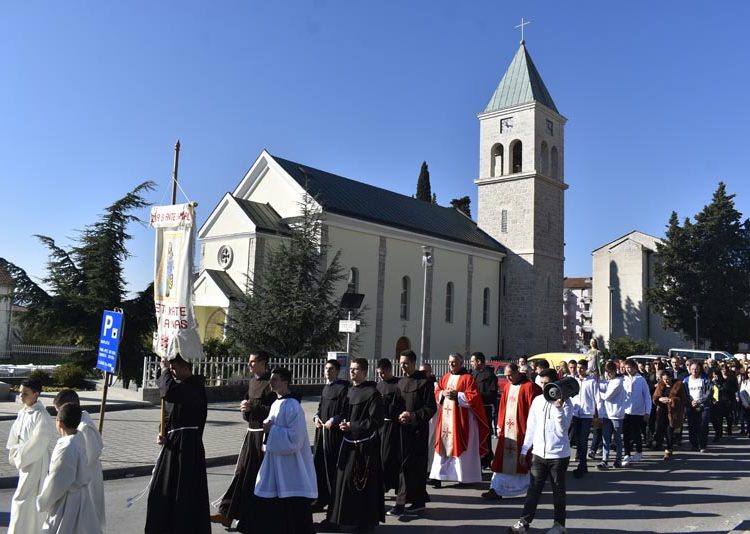 Misom i procesijom proslavljen blagdan sv. Kate u Ljubuškom  (Foto)