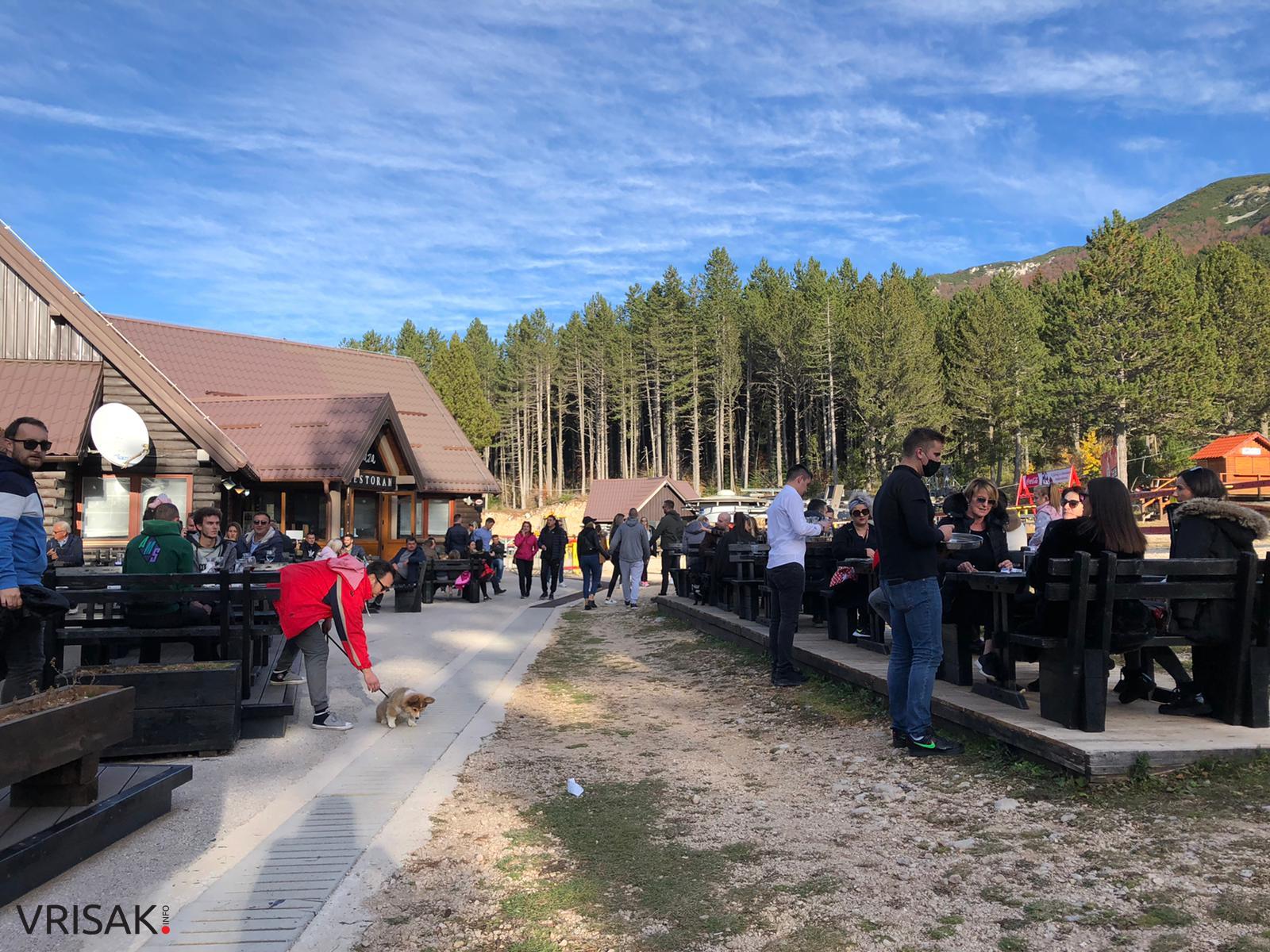 FOTO: Sunčani dan na Blidinju privukao mnoštvo izletnika i turista