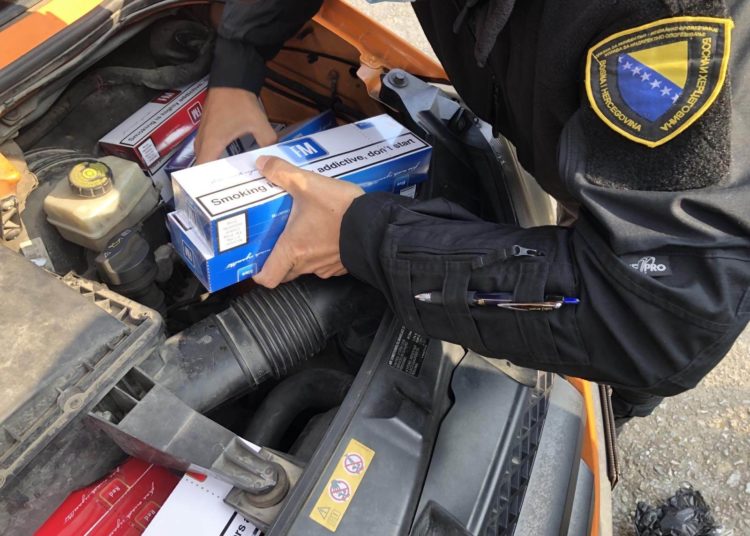 Pronađena veća količina cigareta u kombiju preuređenom za šverc