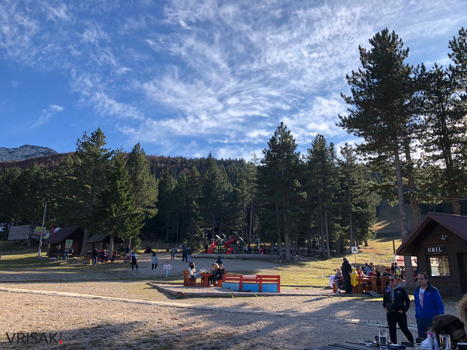 FOTO: Sunčani dan na Blidinju privukao mnoštvo izletnika i turista