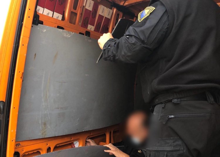 Pronađena veća količina cigareta u kombiju preuređenom za šverc