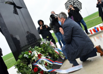 Vučićev izaslanik kleknuo pred spomenikom u Ovčari