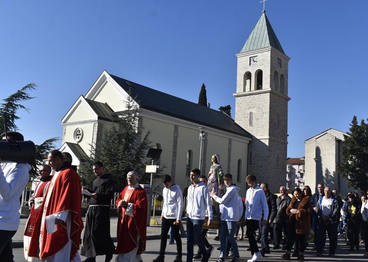 Misom i procesijom proslavljen blagdan sv. Kate u Ljubuškom  (Foto)