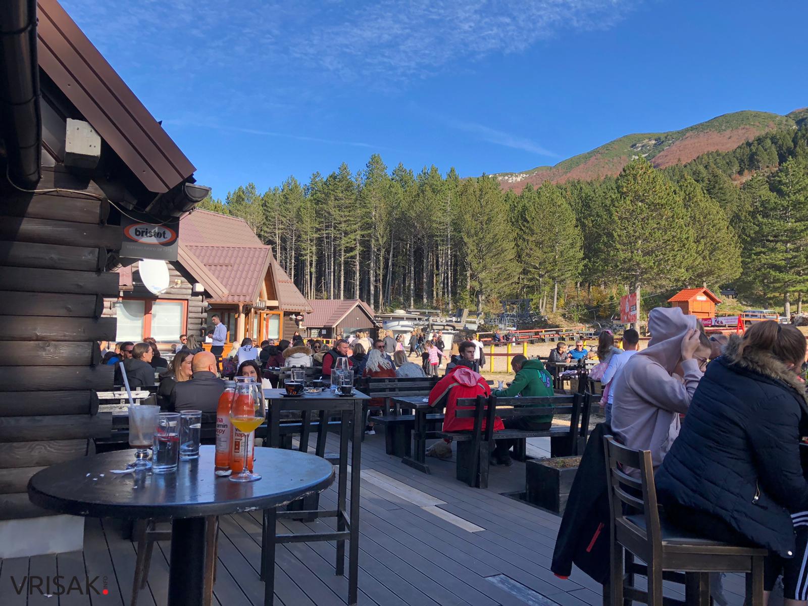 FOTO: Sunčani dan na Blidinju privukao mnoštvo izletnika i turista