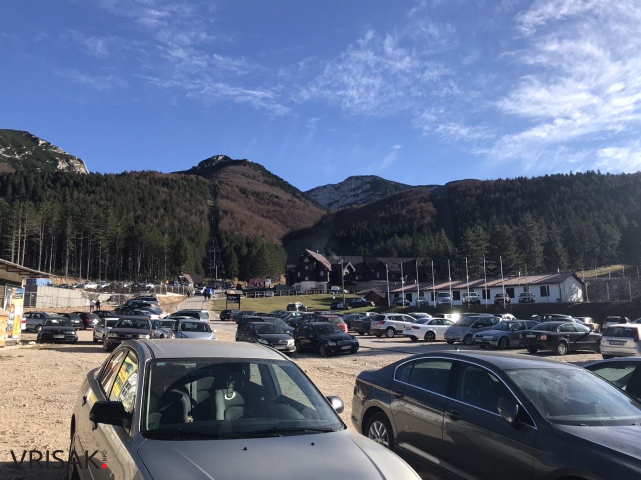 FOTO: Sunčani dan na Blidinju privukao mnoštvo izletnika i turista