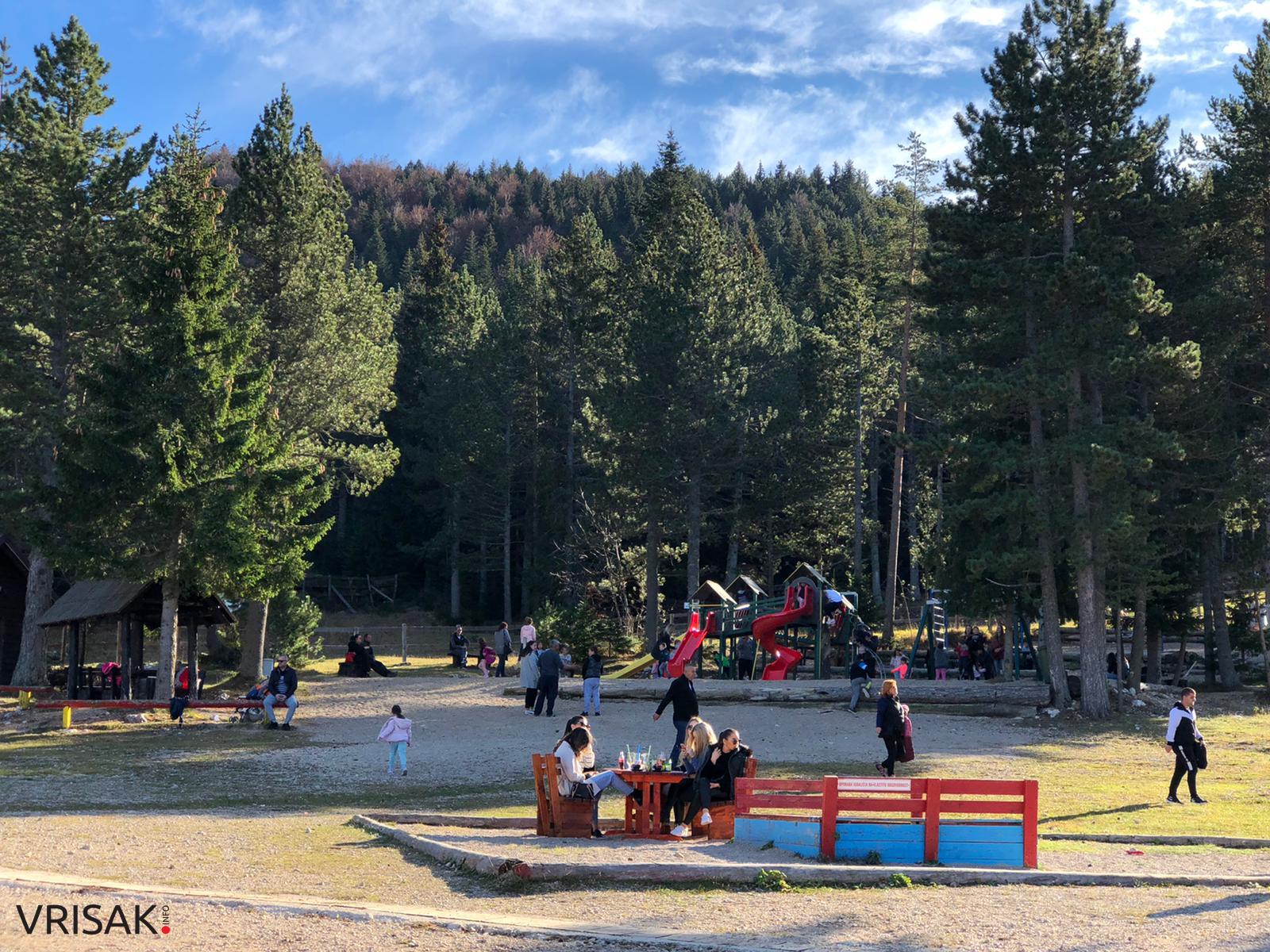 FOTO: Sunčani dan na Blidinju privukao mnoštvo izletnika i turista