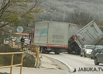 Široki Brijeg: Bura prevrnula prikolicu kamiona u Provu