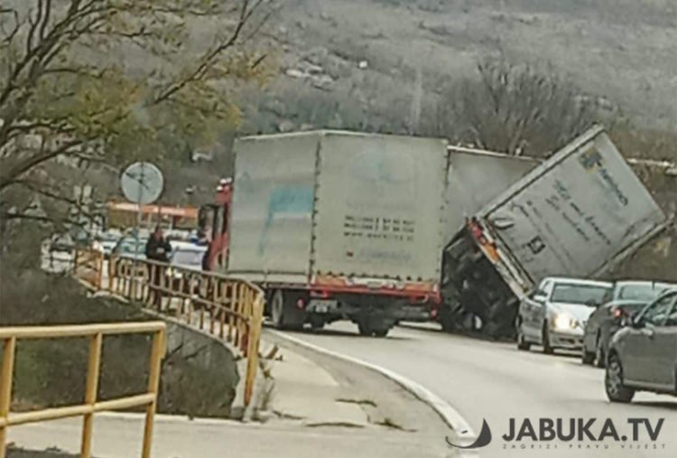 Široki Brijeg: Bura prevrnula prikolicu kamiona u Provu