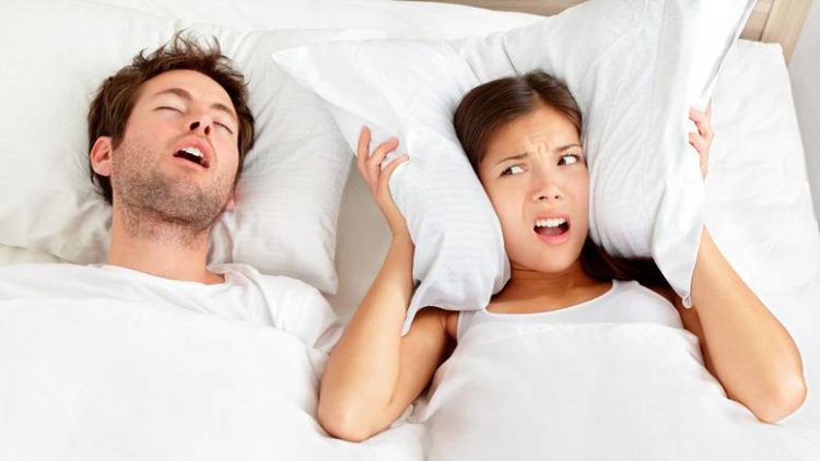 Trikovi kako lakše zaspati ako partner hrče