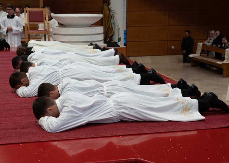 Đakonsko ređenje u Mostaru (FOTO)