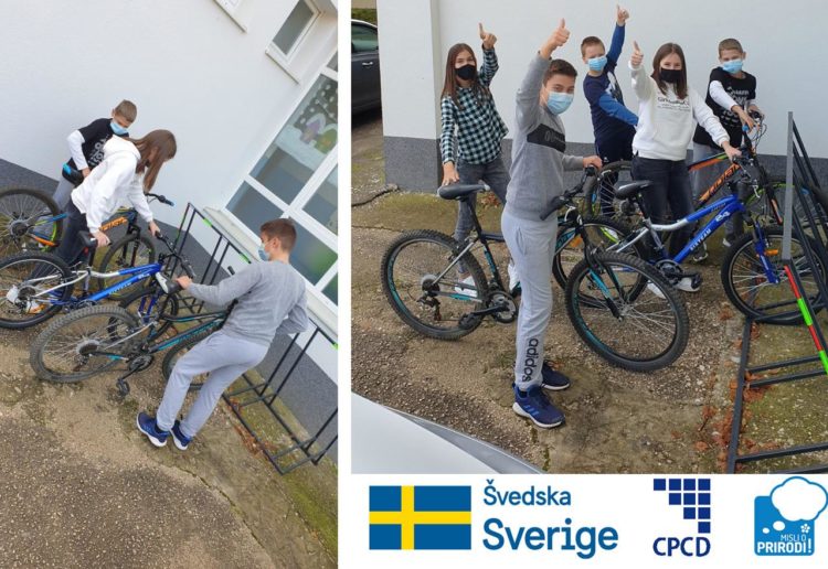 Ispred škole u Sovićima postavljeno parking stajalište za bicikle