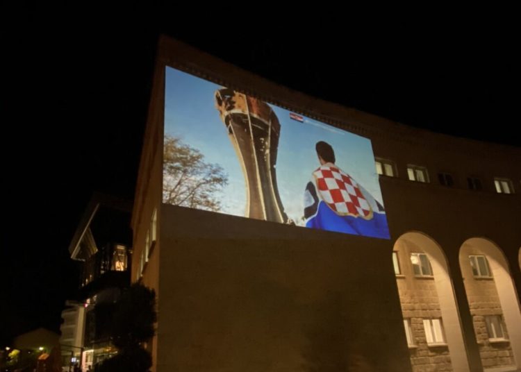 Hrvati Herceg Bosne osvjetljivanjem Kosače odali počast gradu heroju – Vukovaru