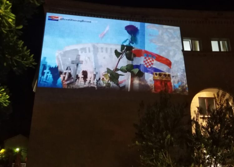 Hrvati Herceg Bosne osvjetljivanjem Kosače odali počast gradu heroju – Vukovaru