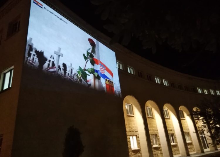 Hrvati Herceg Bosne osvjetljivanjem Kosače odali počast gradu heroju – Vukovaru