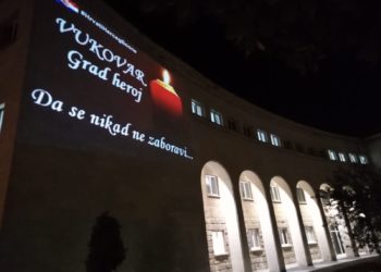 Hrvati Herceg Bosne osvjetljivanjem Kosače odali počast gradu heroju – Vukovaru