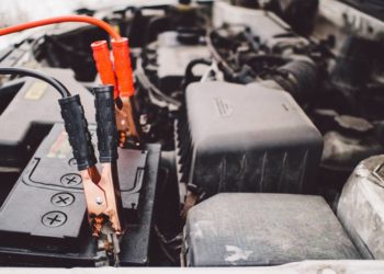 Prazan akumulator: Kako pokrenuti vozilo pomoću kabela, ali kako možemo i opasno pogriješiti!
