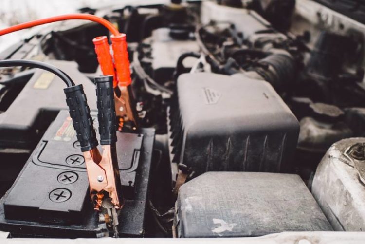 Prazan akumulator: Kako pokrenuti vozilo pomoću kabela, ali kako možemo i opasno pogriješiti!