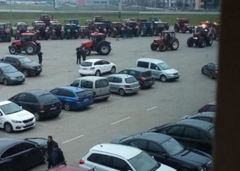 Poljoprivrednici traktorima blokirali dva carinska terminala, traže smjenu ministra Staše Košarca
