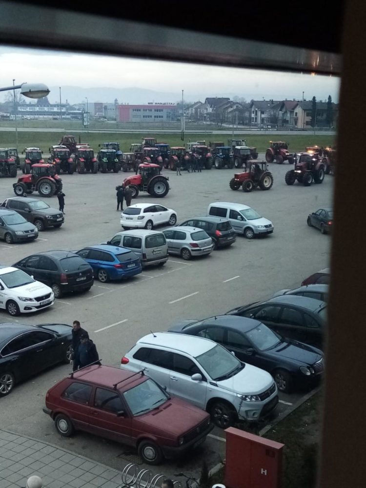 Poljoprivrednici traktorima blokirali dva carinska terminala, traže smjenu ministra Staše Košarca