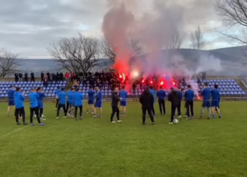 Škripari pjesmom i bakljama na treningu podržali NK Široki Brijeg pred derbi