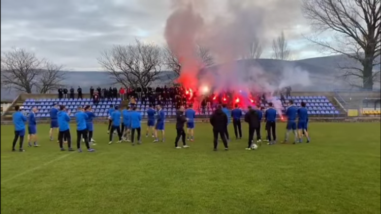 Škripari pjesmom i bakljama na treningu podržali NK Široki Brijeg pred derbi