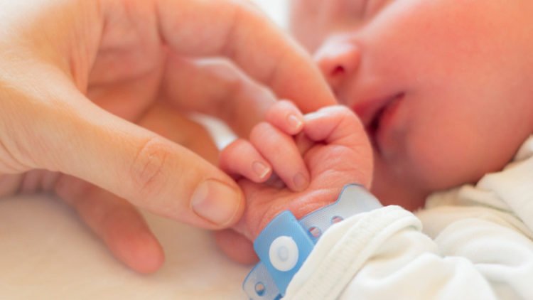 Posušak porodio suprugu u vozilu na putu do rodilišta u Mostaru