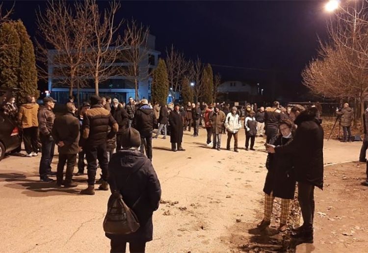 Građani Bihaća ne daju migrantima da uđu u prihvatni centar ”Bira”