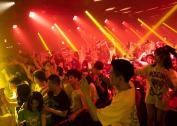 Svijet se zatvara, u Wuhanu se otvaraju disko klubovi – Maski nema ni na vidiku…