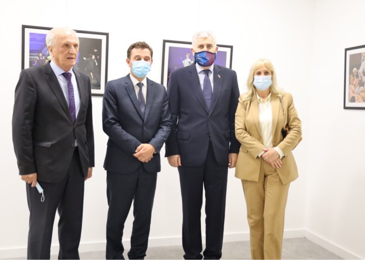 Predstavljena monografija ”20 godina Mostarskog proljeća” i otvorena izložba ”Fotoobjektivom kroz Matičino Proljeće”